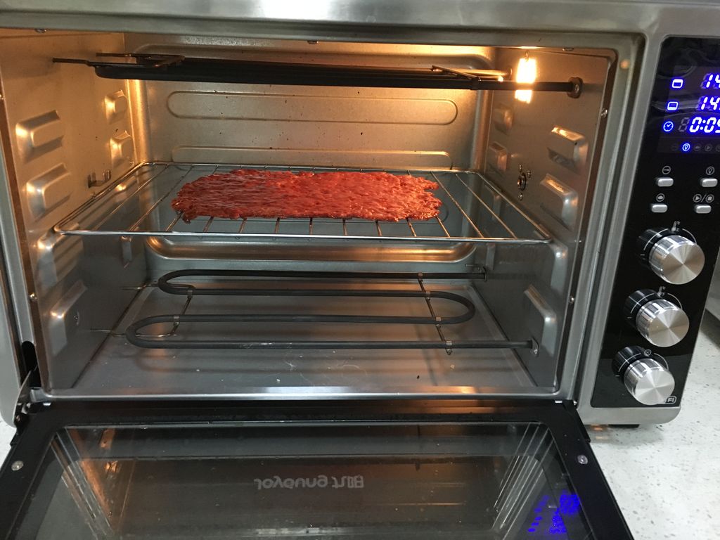 烤箱上下管温度调至140℃,烤网放中层,烤10分钟即可.