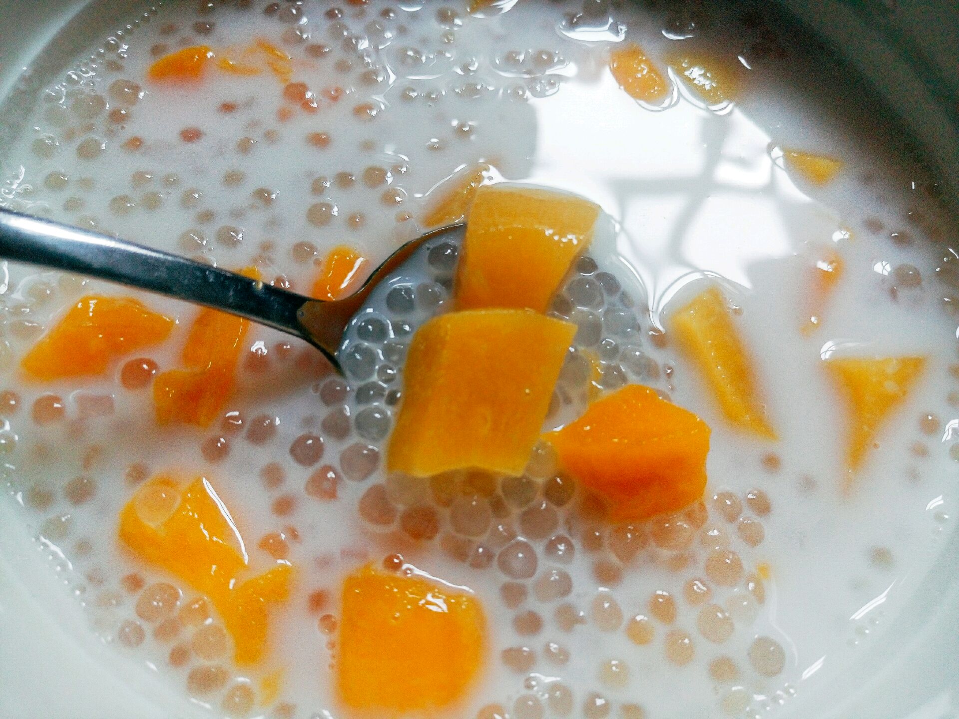 夏日特饮:水果椰汁西米露