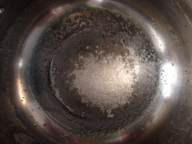 小锅内放水和白砂糖,煮至白砂糖融化后,放入麦芽糖,继续熬至糖浆浓稠