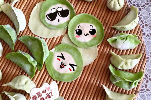 彩色饺子主要是指在制作饺子皮的白面粉中添加不同颜色的面粉、蔬菜汁或水果汁,呈现出鲜艳的色彩,使这些饺子皮看起来非常好看。同时加入其他原料后,饺子皮更加富有营养。而且不同颜色的面皮有不同的口味,既保证菜汁的新鲜程度,又可以保证全面地吸收蔬菜的营养,还可避免食品添加剂的摄入。