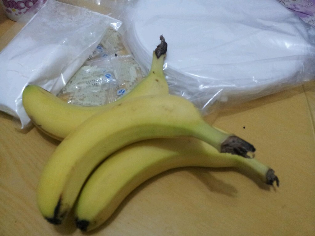 新鲜带皮叶切片的香蕉水果