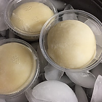 然后糯米团像包饺子那样包雪糕在中间然后捏好马上一个个分好