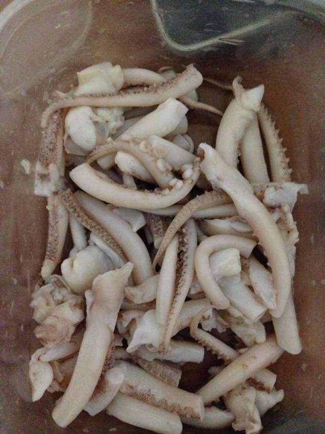 鱿鱼须洗净切段  用料酒去一下腥