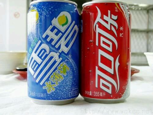 将雪碧冰过倒大半杯,放进冰块.