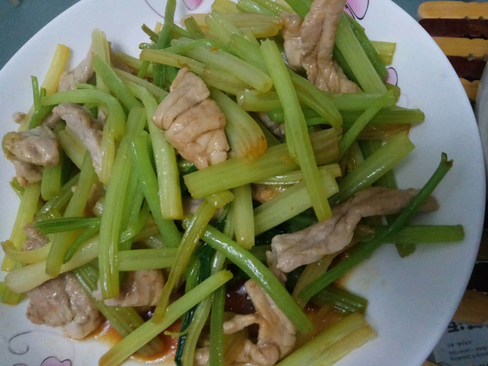 芹菜炒肉