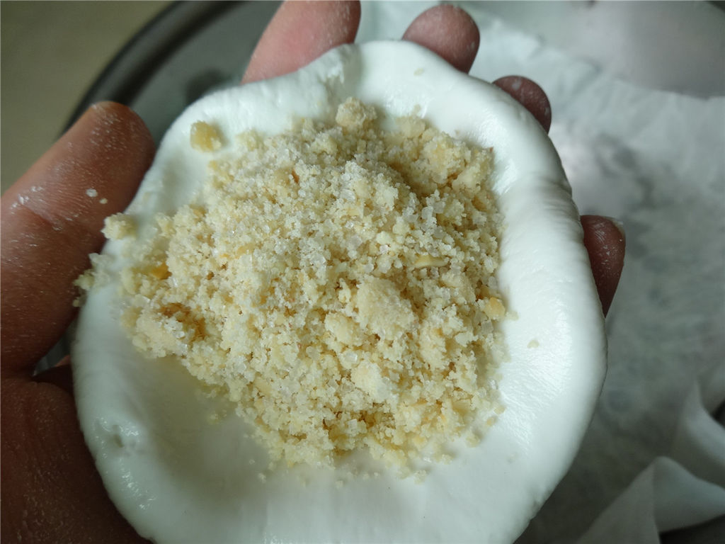 取适量糯米粉团用手摊开成圆片,加入适量花生粉馅.