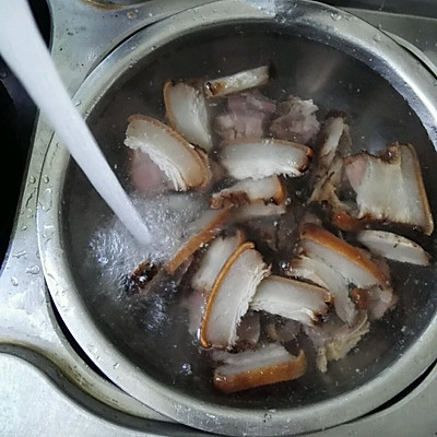 1.腊肉洗干净放锅里焯水,捞出用凉水冲水