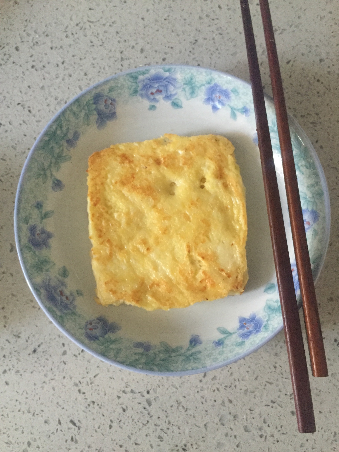 第十二步:按照同样的方法,煎烤另一片面包片,盛出叠放在芒果上.