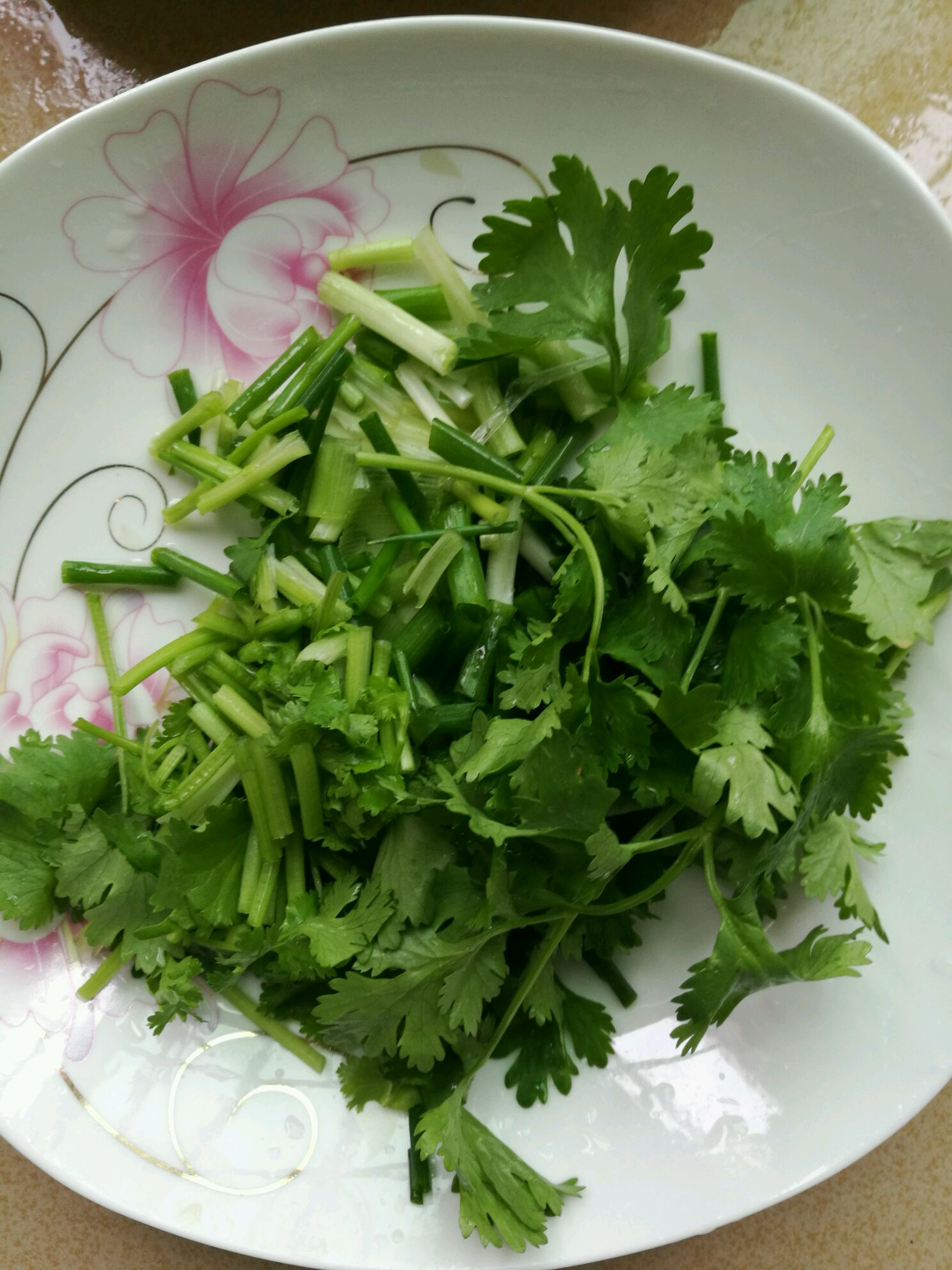 准备点葱花,香菜,(去油)备用.