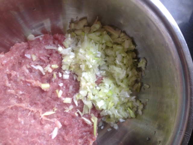 图解 猪肉/3. 葱姜切沫，与肉馅拌在一起