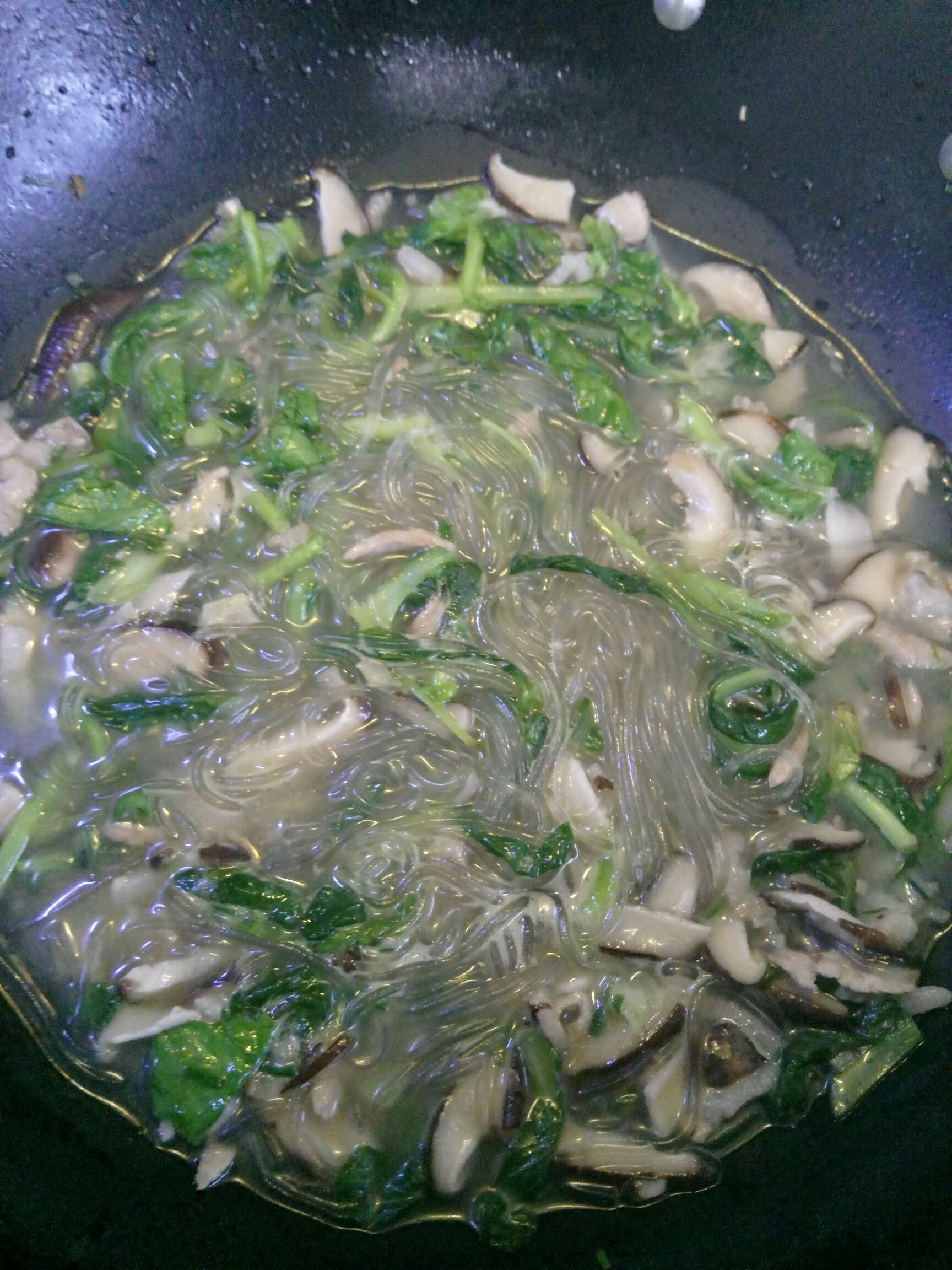 香菇青菜肉丝粉丝汤