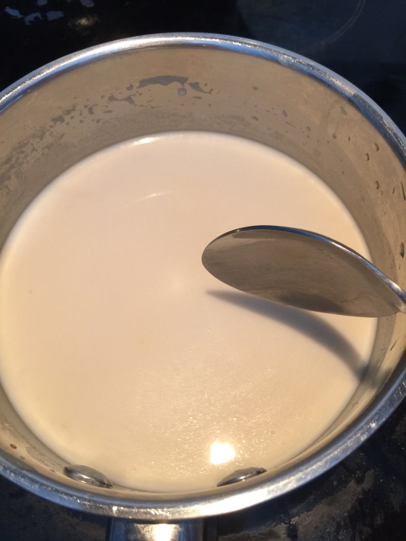 椰奶加上橙汁加奶油和白糖,小火慢慢煮,不用很热