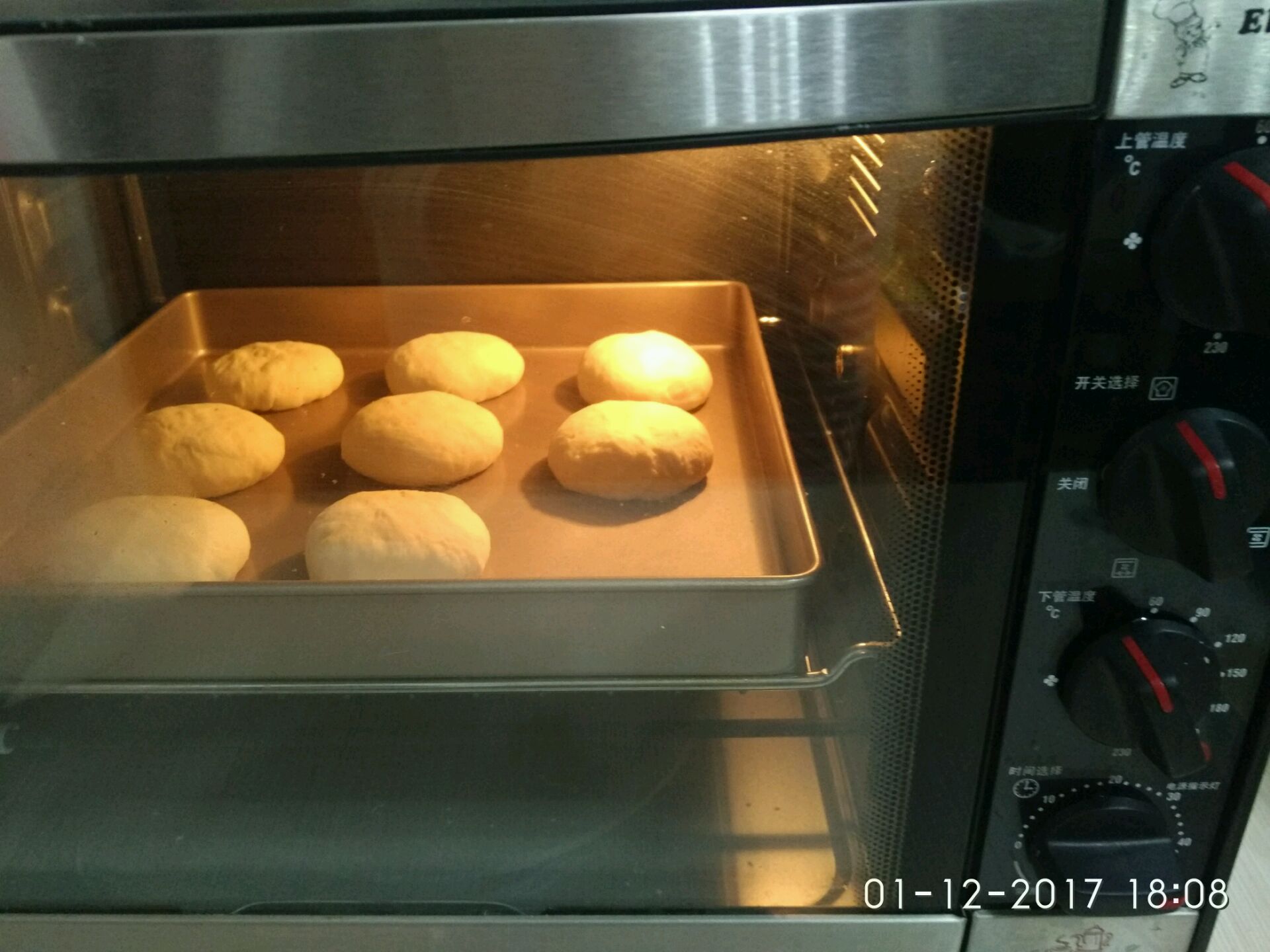 分割成8等份,揉圆放入烤箱二次发酵40分钟.