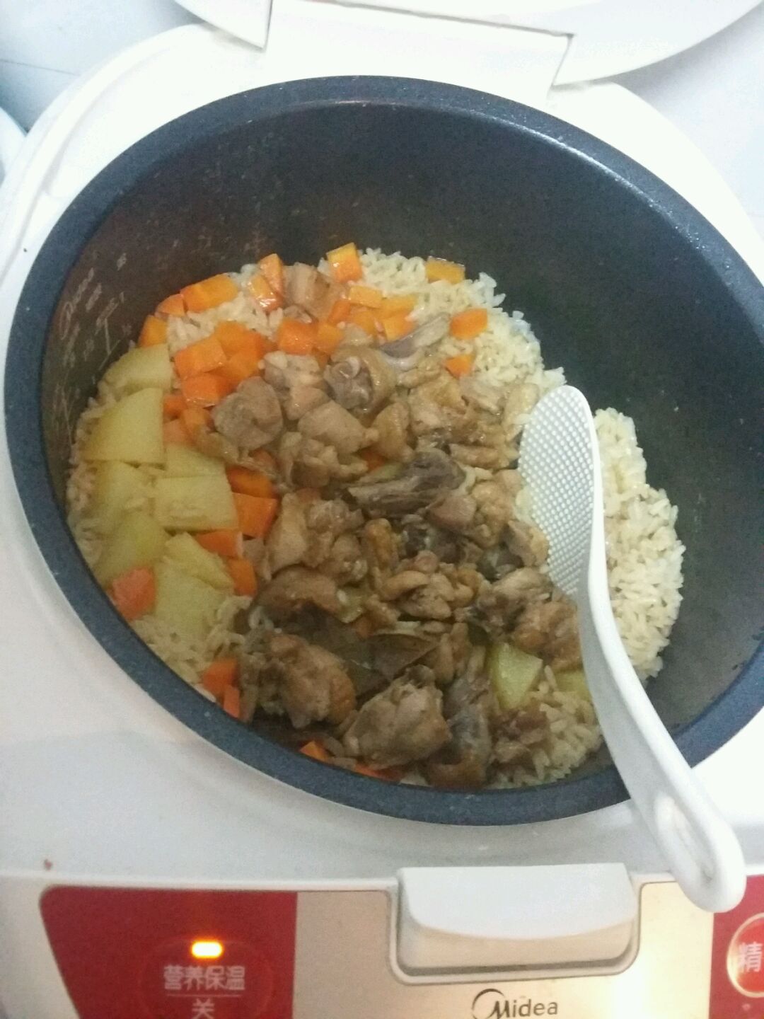 土豆鸡腿肉焖饭#美的初心电饭煲