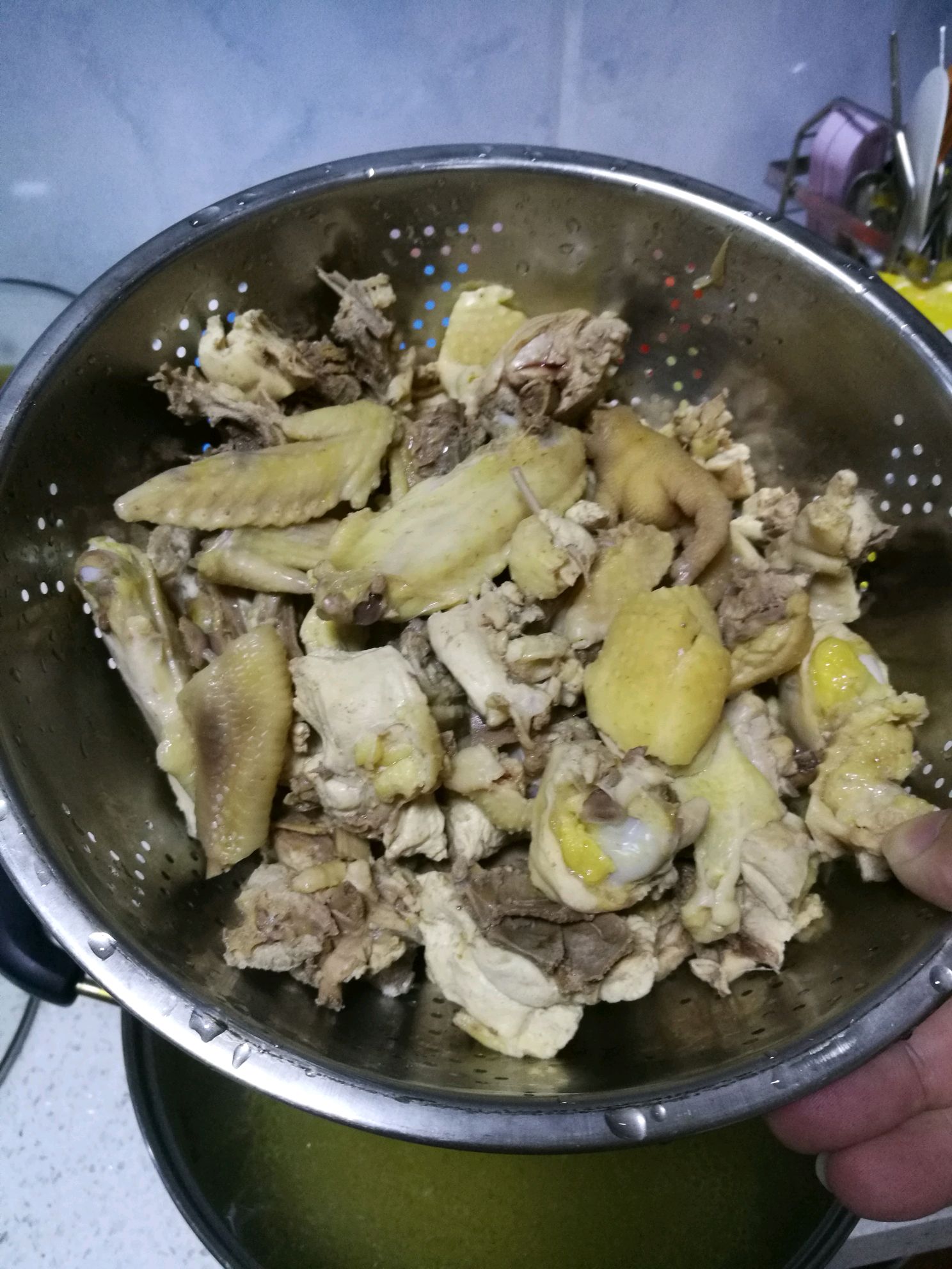 鲜三黄鸡斩件焯水(3-5分钟即可)后冲凉水洗净,沥水待用.