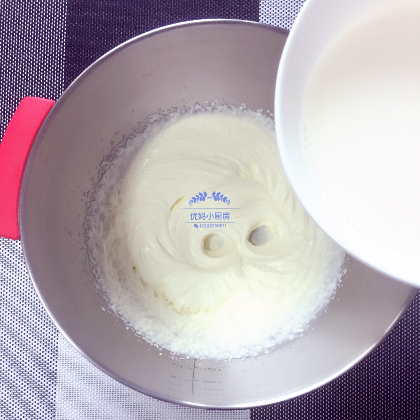 混合打发的淡奶油和加了吉利丁片的牛奶,拌匀.