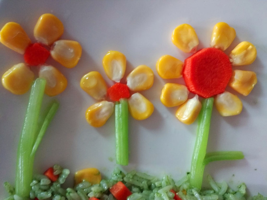 用菜梗,玉米和红萝卜摆成花.