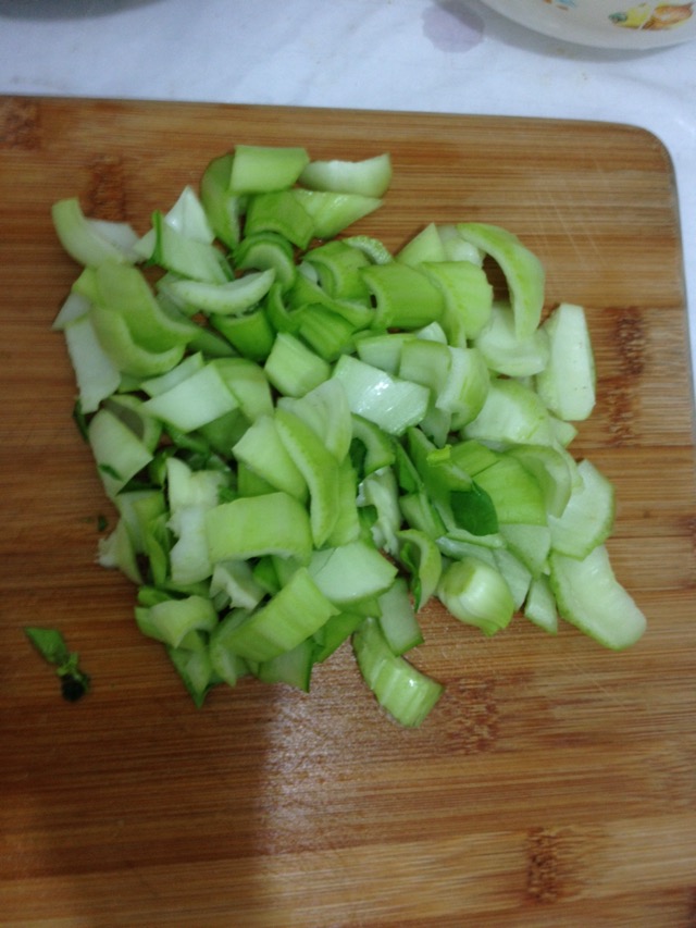 青菜洗净,切小块,菜根菜叶分开,菜根不易熟,先下锅炒半熟