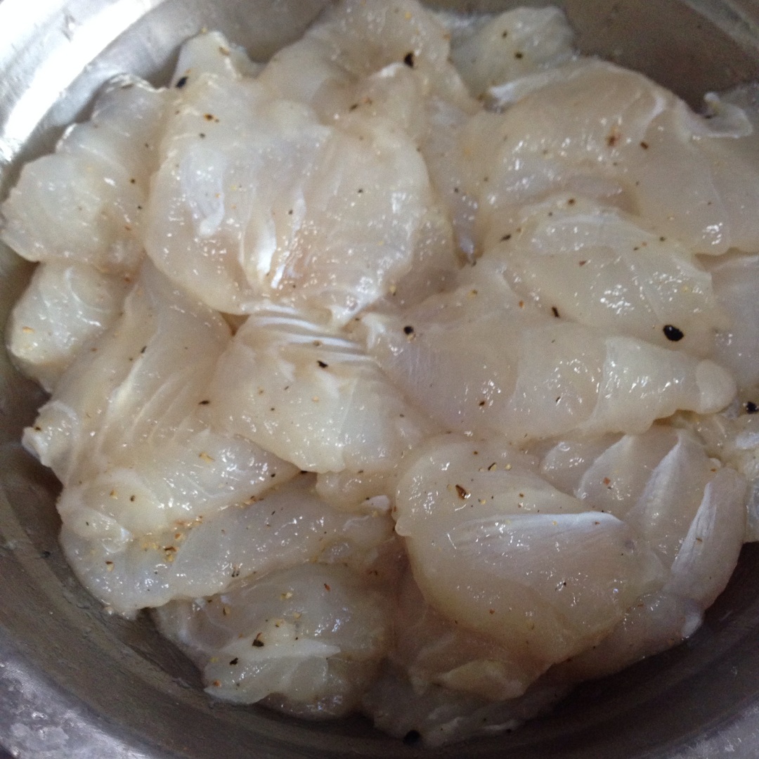 新鲜龙利鱼斜着切片,用盐,黑椒碎,料酒,少许淀粉抓匀腌制