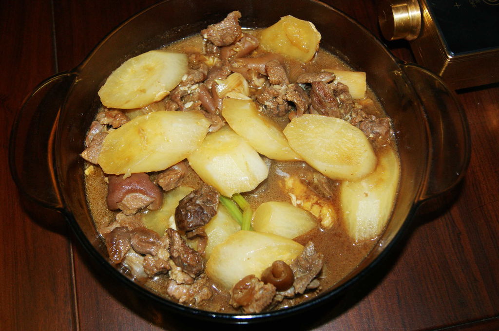 浇上萝卜焖驴肉.