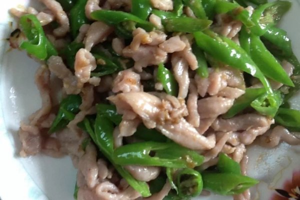 里脊肉适量 青椒适量 辅料 姜 料酒 老抽 生抽 淀粉 盐 糖 蒜 青椒