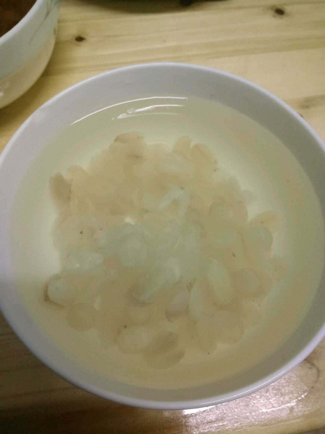桃胶皂角米雪燕靓汤的做法图解2