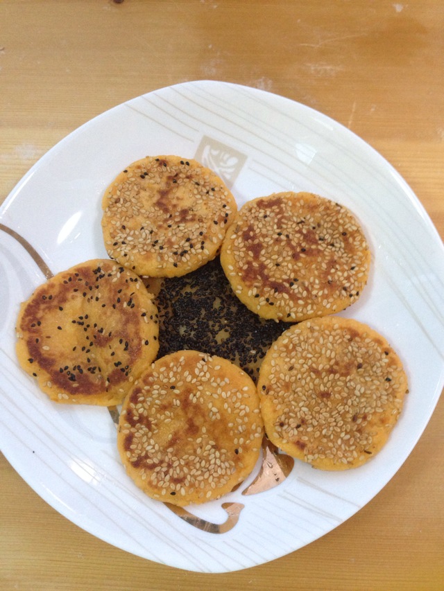 芝麻地瓜糯米饼的做法