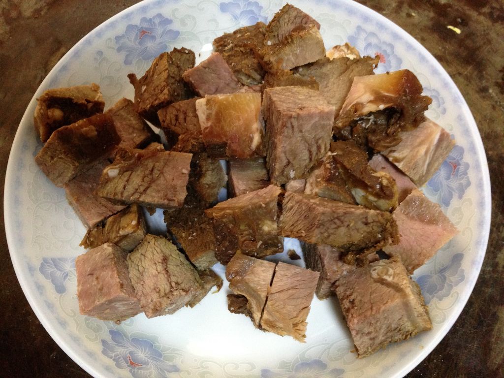 熟牛肉切块