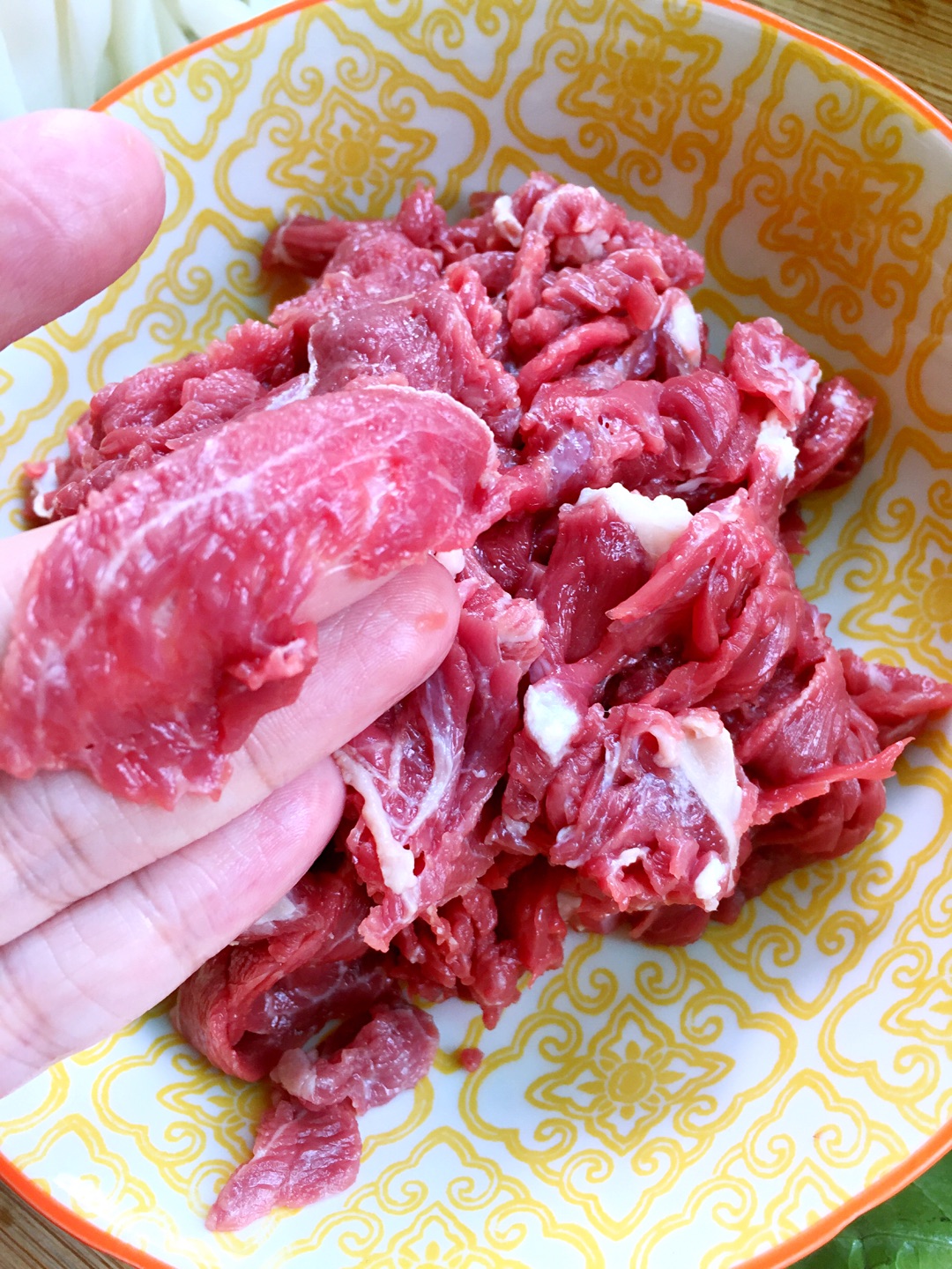 首先,要先切牛肉,要用心的切,逆着肉的纹路切才会嫩,要切得很薄很薄.