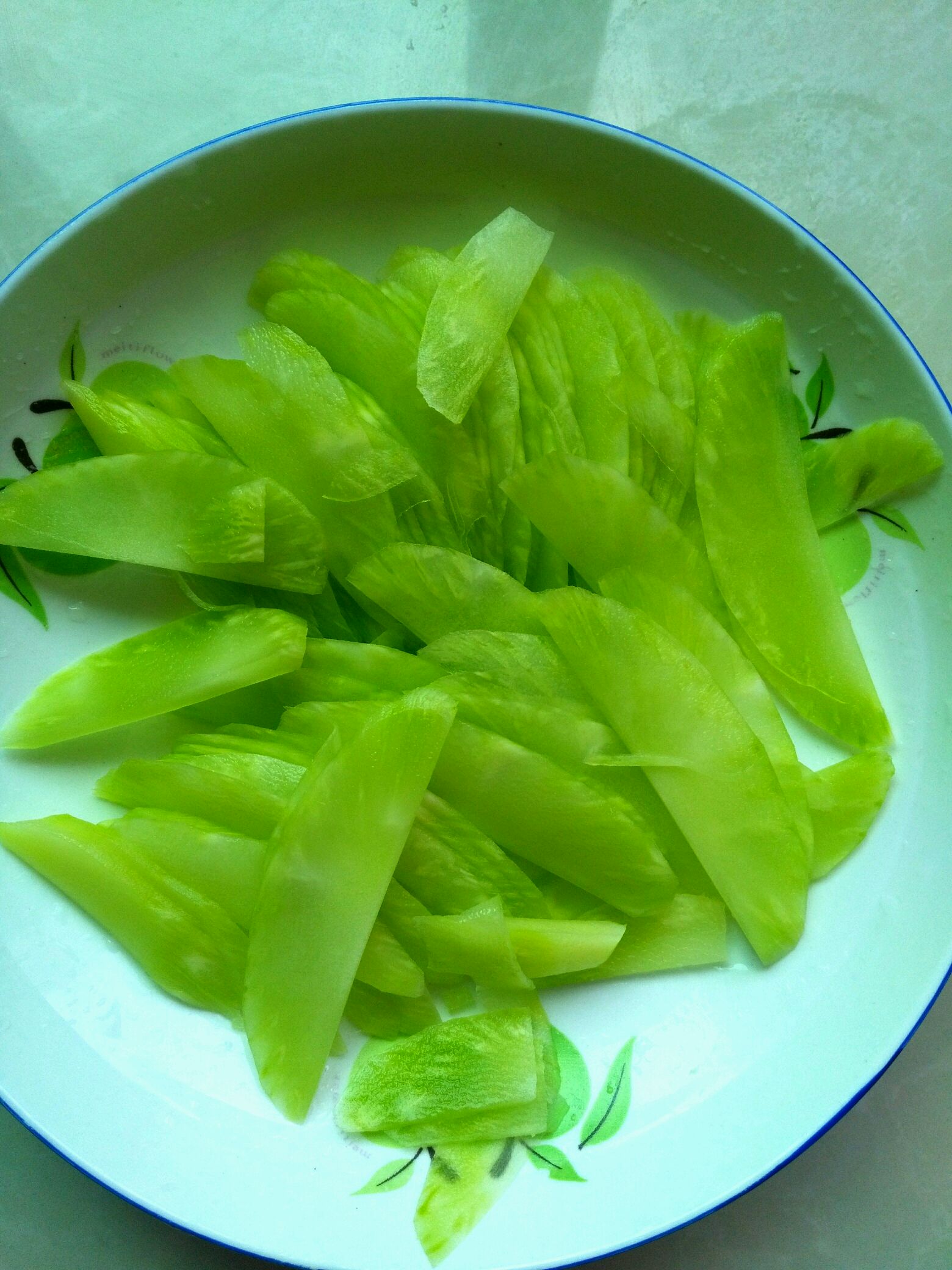 莴笋去皮洗净切片(备用)