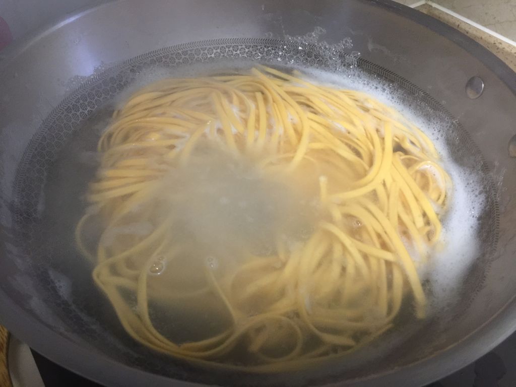 煮好的面过一遍纯净水捞到碗里.