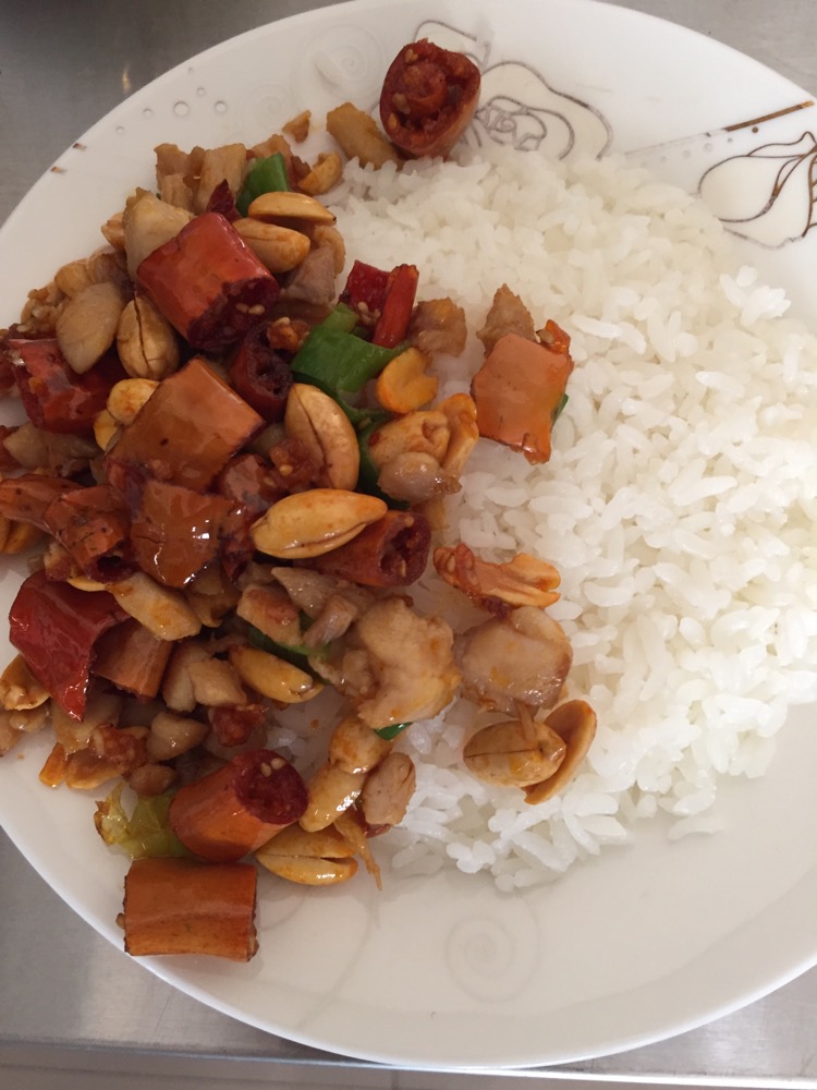 将鸡肉放在米饭上就好了,吃的时候搅拌一下非常好吃 