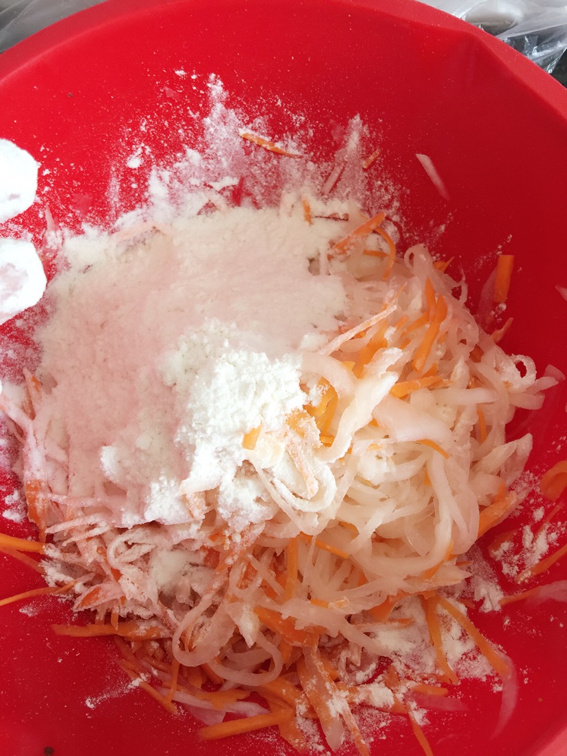 加入面粉 少许水,萝卜是腌制一下的 后面盐要少一点