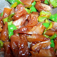 青椒炒软后倒入切好的牛蹄筋,翻炒.