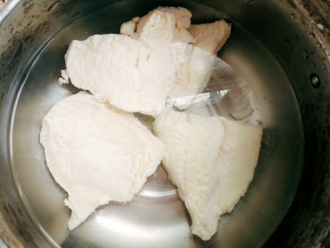 煮熟的鸡胸肉放凉白开里快速降温