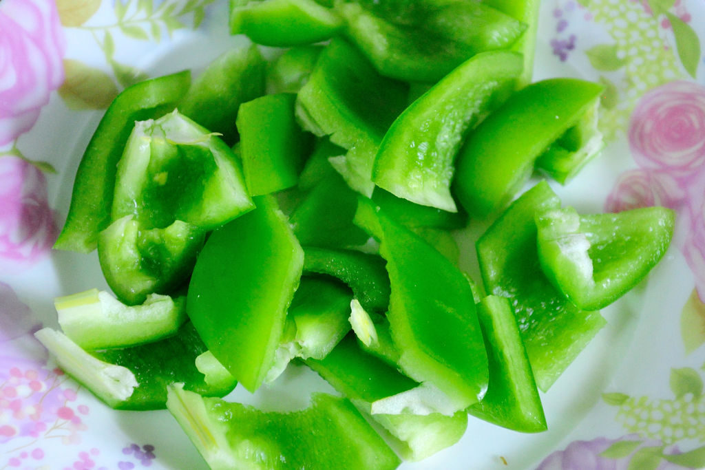 青菜椒洗净后去蒂去籽,切菱形块,或者是你喜欢的任何形状.