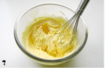 黄油软化,加入白糖打发成羽毛状,拌入碾碎的蛋黄打均匀.