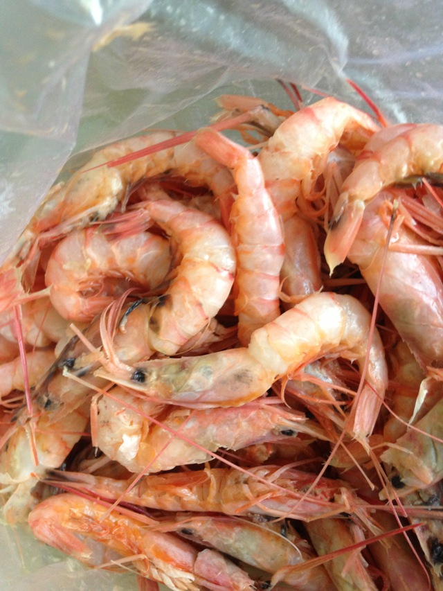 选用硬壳虾(撒尿虾)500克,摘去头,剥去壳,留住尾巴不要剥掉.