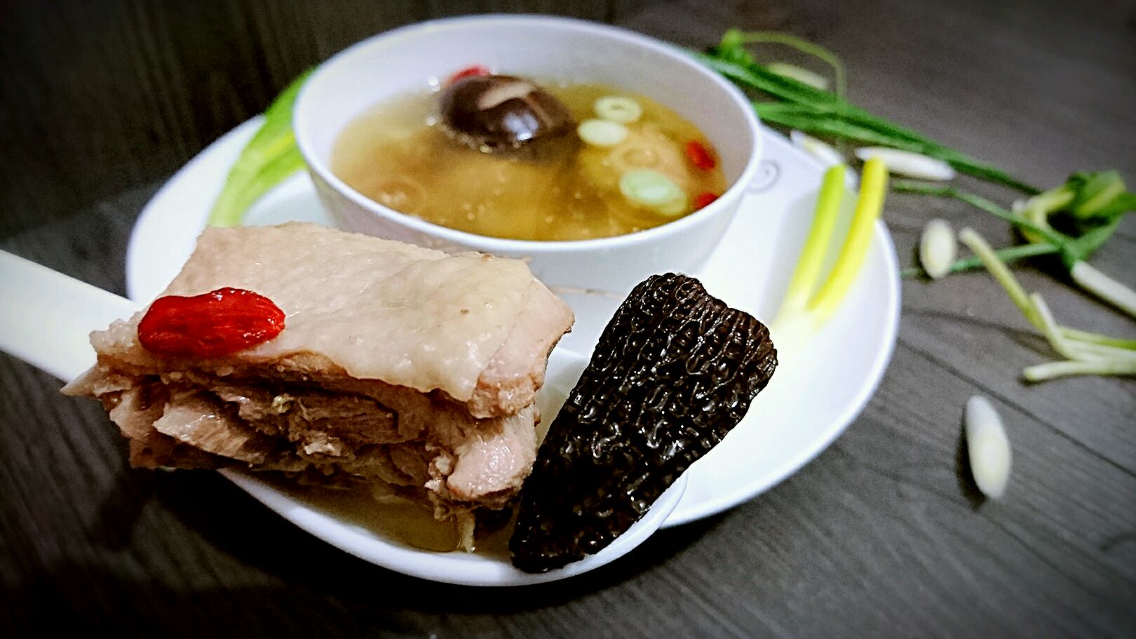 羊肚菌花菇排骨汤,羊肚菌花菇排骨汤的家常做法 - 美食杰羊肚菌花菇排骨汤做法大全