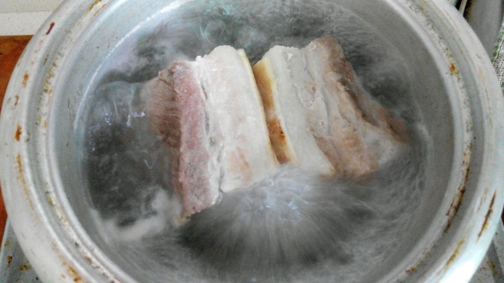 将五花肉煮熟,开锅十五分钟滴入两,三滴醋