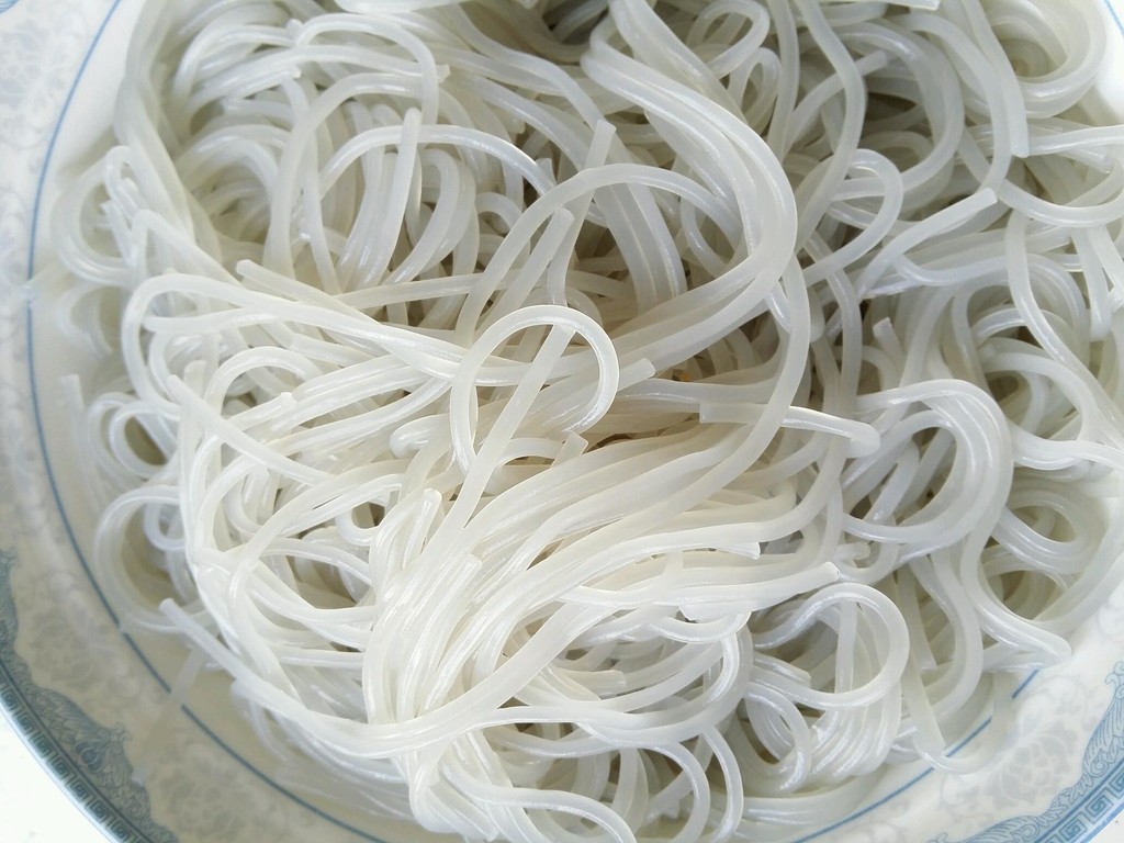 青蒜海鲜炒粉条的做法图解1