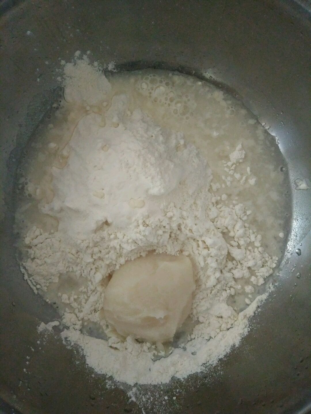 第一步骤,油皮:猪油,水,中筋面粉活在一起.
