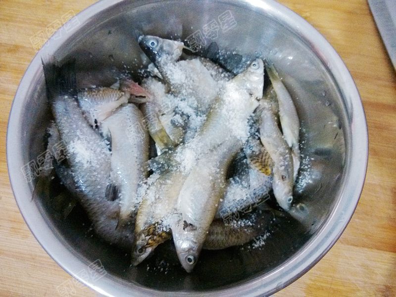 图解 小鱼/2. 处理干净的小鱼加入盐腌制十分钟