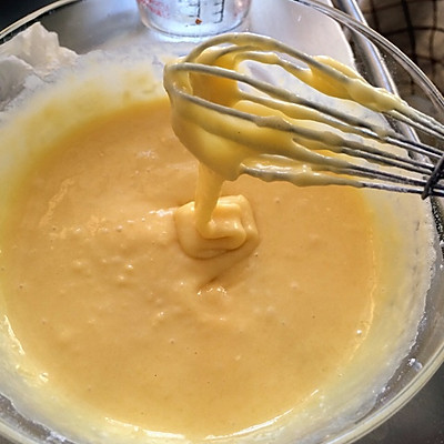 过筛好的面粉拌入蛋黄糊 搅拌完毕的面糊是有一定浓稠度的 如果很稀