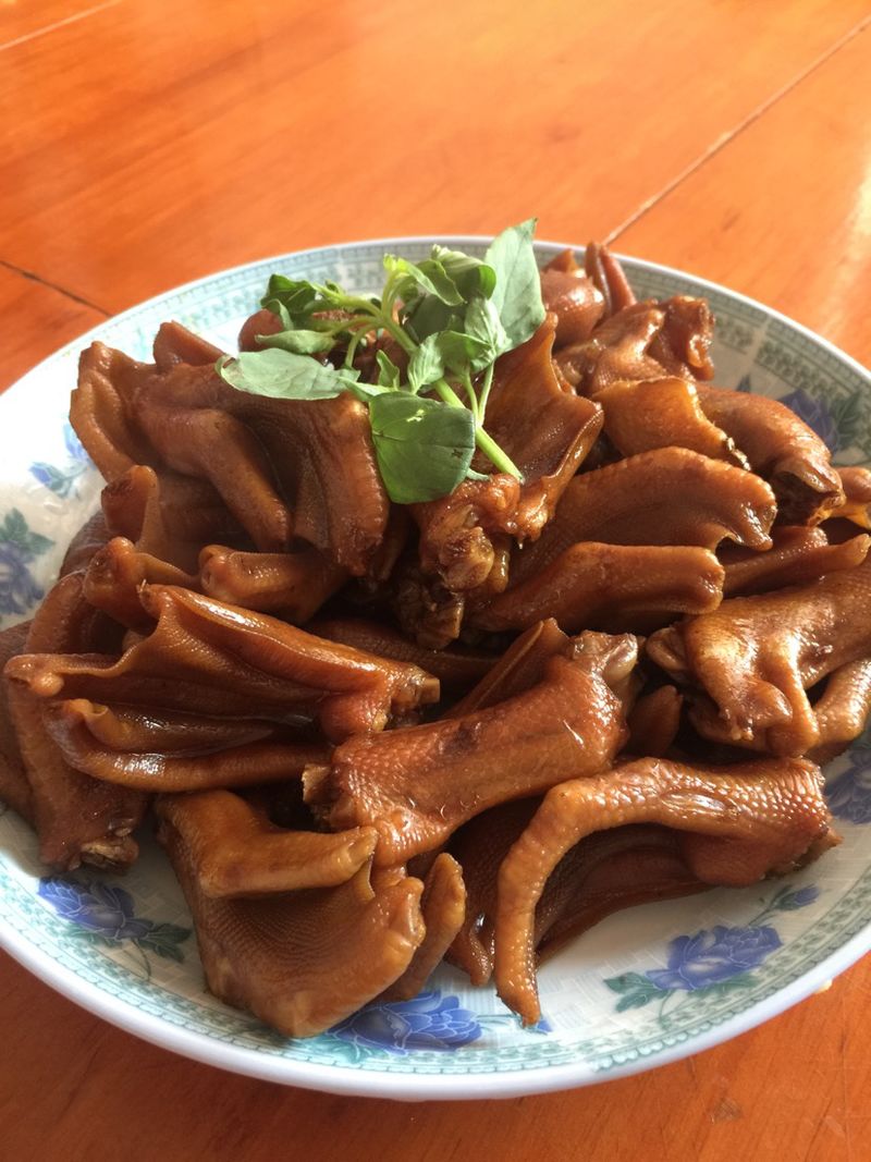 做法卤水炖羊腿汤的家常鸭掌图片