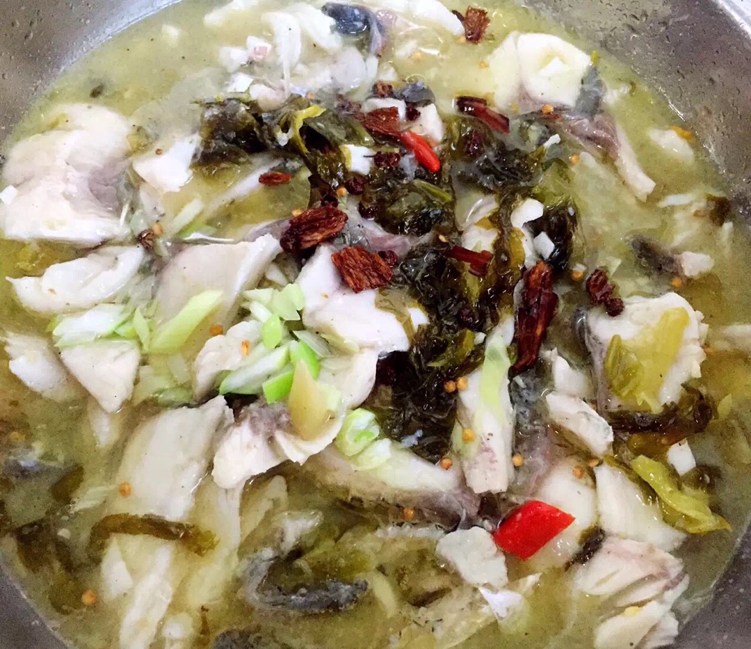 放入腌制好的鱼片,煮一至二分钟即可,将鱼片铺在酸菜鱼汤上,加少许