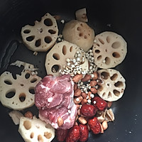 花生薏米红枣骨藕汤#花家味道#的做法图解2