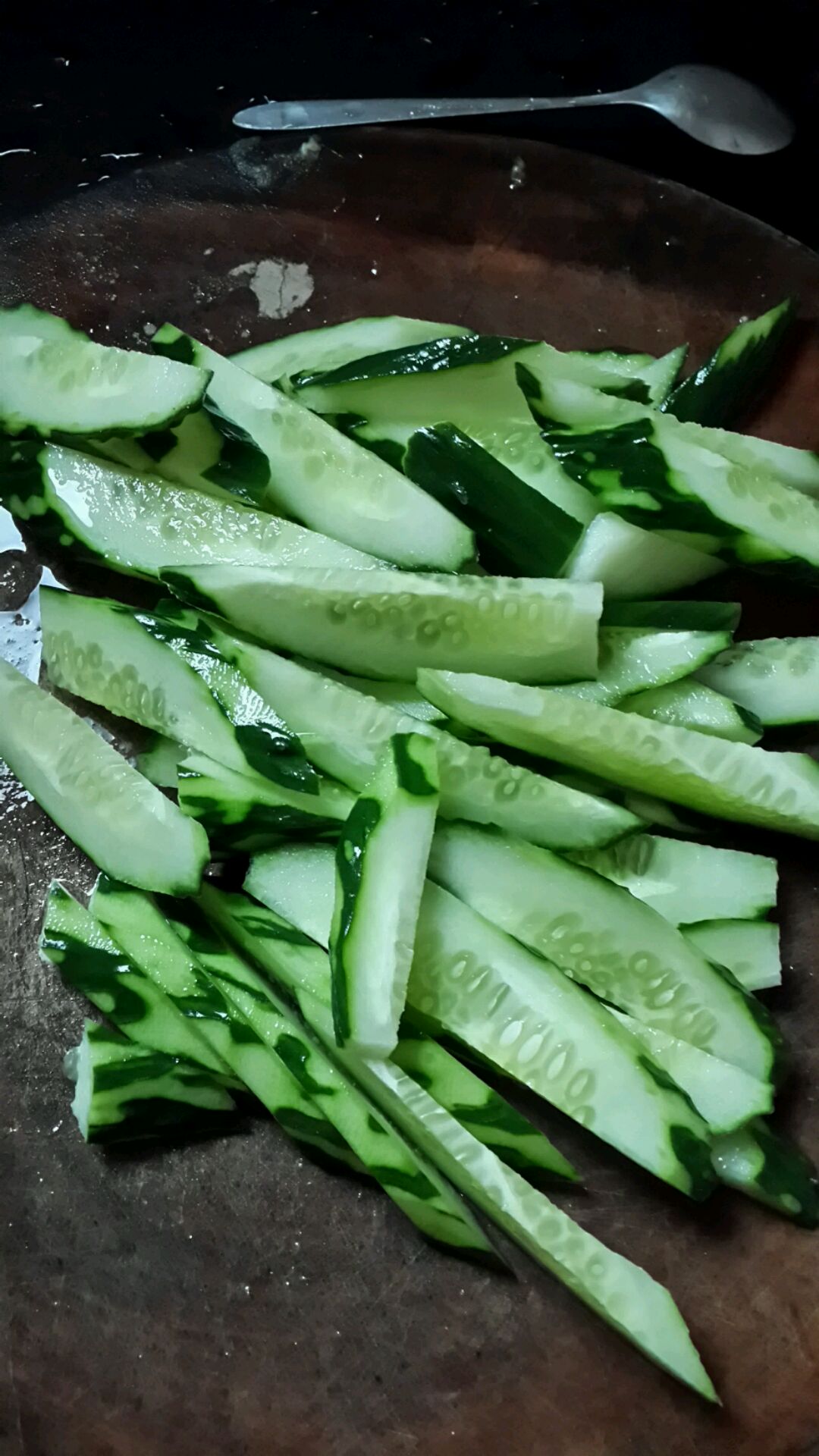 猪板筋切条下一点盐生粉和油稍作腌制,青瓜去皮刨开两靶北切片