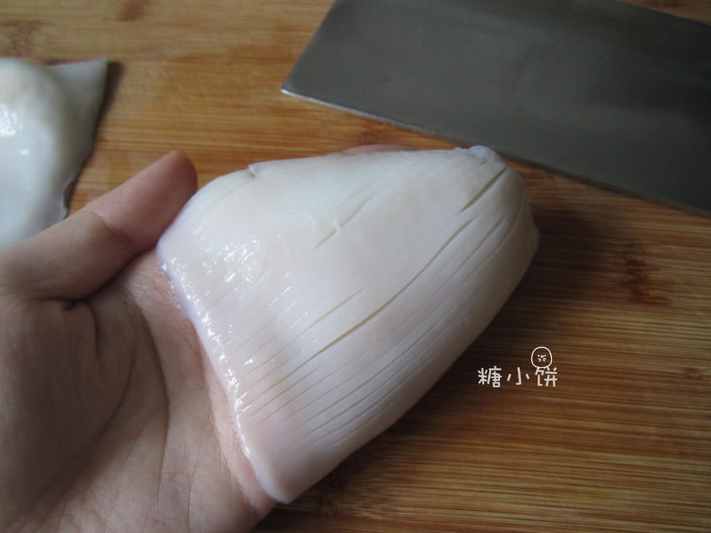 墨鱼片上面密密地切一排不到底的刀纹(我切得比较密~觉得麻烦切得宽