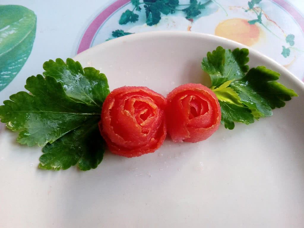 西红柿玫瑰花摆盘装饰